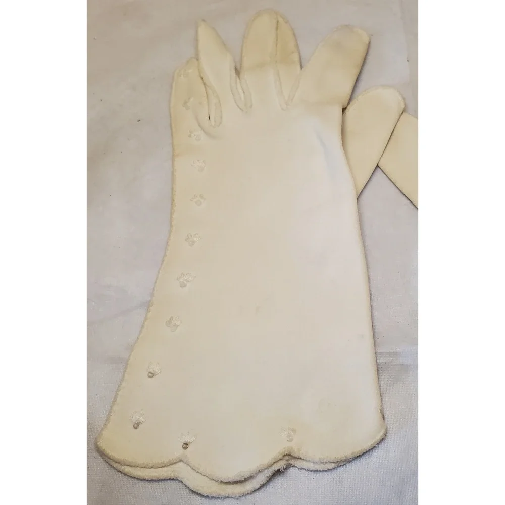 Vintage 1950s American Cotton Scalloped Ladies Gloves With Eyelets. Ivory Color